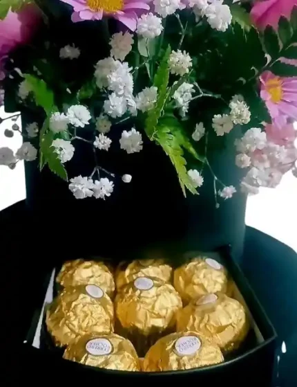 Caja Sorpresa con flores y bombones ferrero
