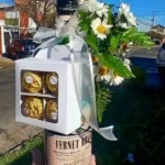 Ramo de flores con bebida más ferrero