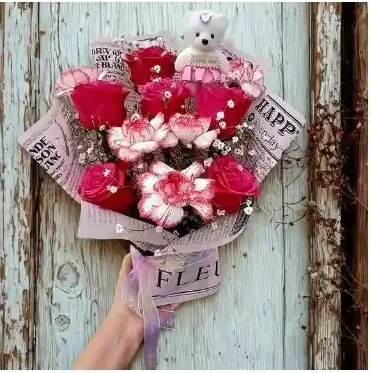 Media docena de Rosas importadas con envoltorio tipo Periódico