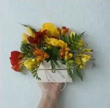 Cartera Cadena Dorada Blanca con Fresias