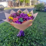 Ramo de10 claveles con Mix de Flores de Estación.