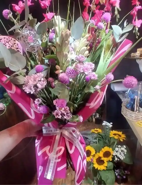 232 Ramo de Nardos Perfumados , con follaje y Flores Complementarias. - Imagen 1
