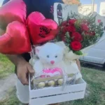 Ramo de 1 docena de rosas más Chocolates más Globos