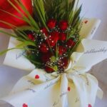 Ramo de 12 rosas clásicas en Envoltorio de Diseño