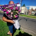 Ramo de Flores Violetas: El Símbolo de la Mujer en su Día