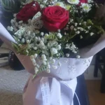 Ramo de 4 Rosas con Gypsophila - Packaging Gris & Corazones Dorados