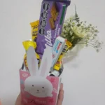 Caja Conejo de Pascua con Mix de Chocolates, Golosinas y Flores"