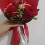 Dúo de Rosas Rojas con Follaje y Packaging de Diseño