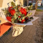 Ramo De Rosas Naranja Envoltorio Love Blanco - Imagen 2