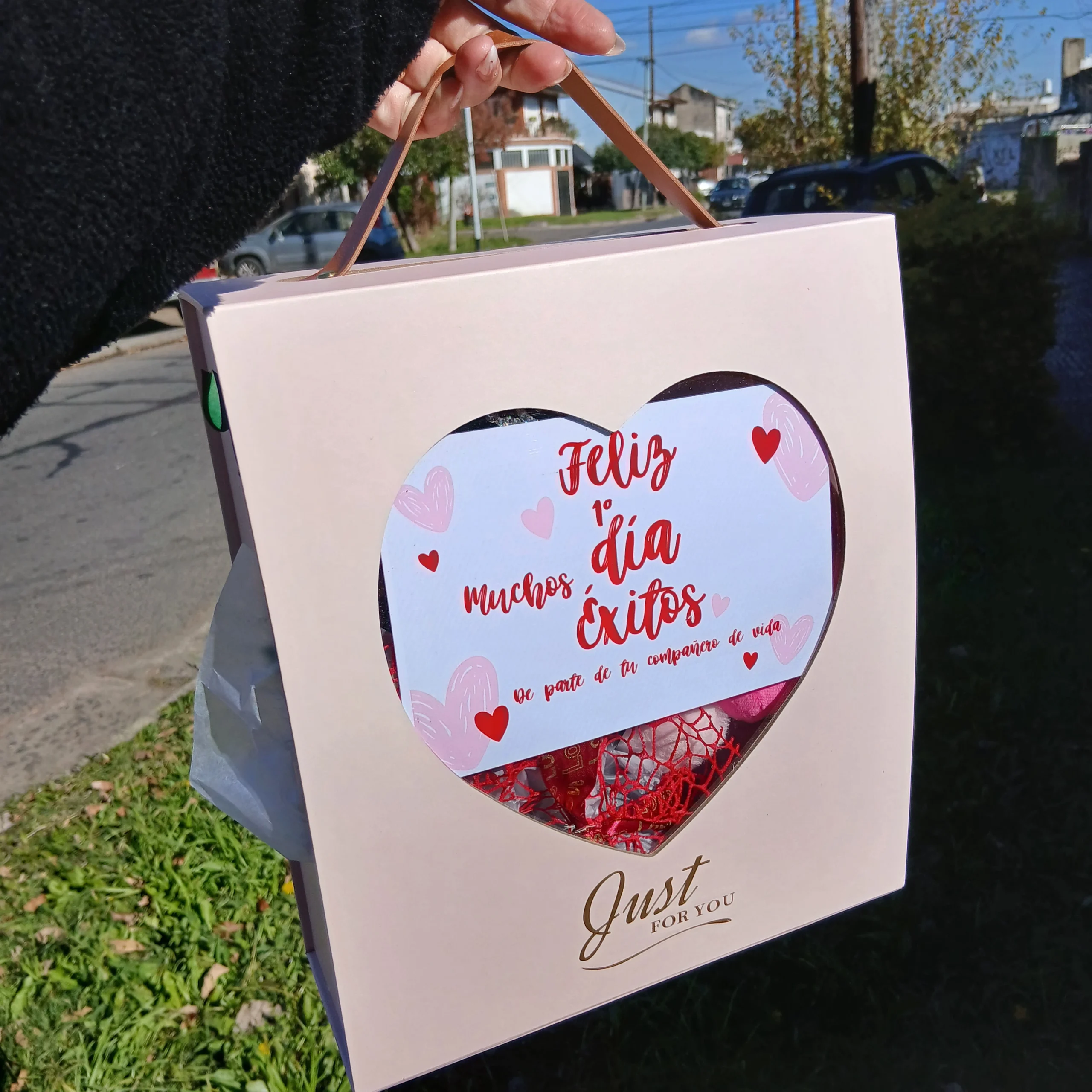 caja-CON-ROSAS Un regalo de cuento de hadas: Amor en cada detalle. - Imagen 1
