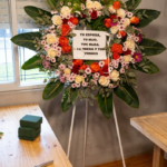 Corona Fúnebre Especial con Rosas y Flores Estacionales – Flores Wilde